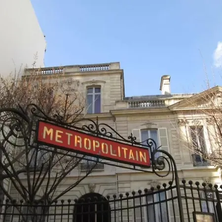 Pleasant Near Montmartre * Parijs